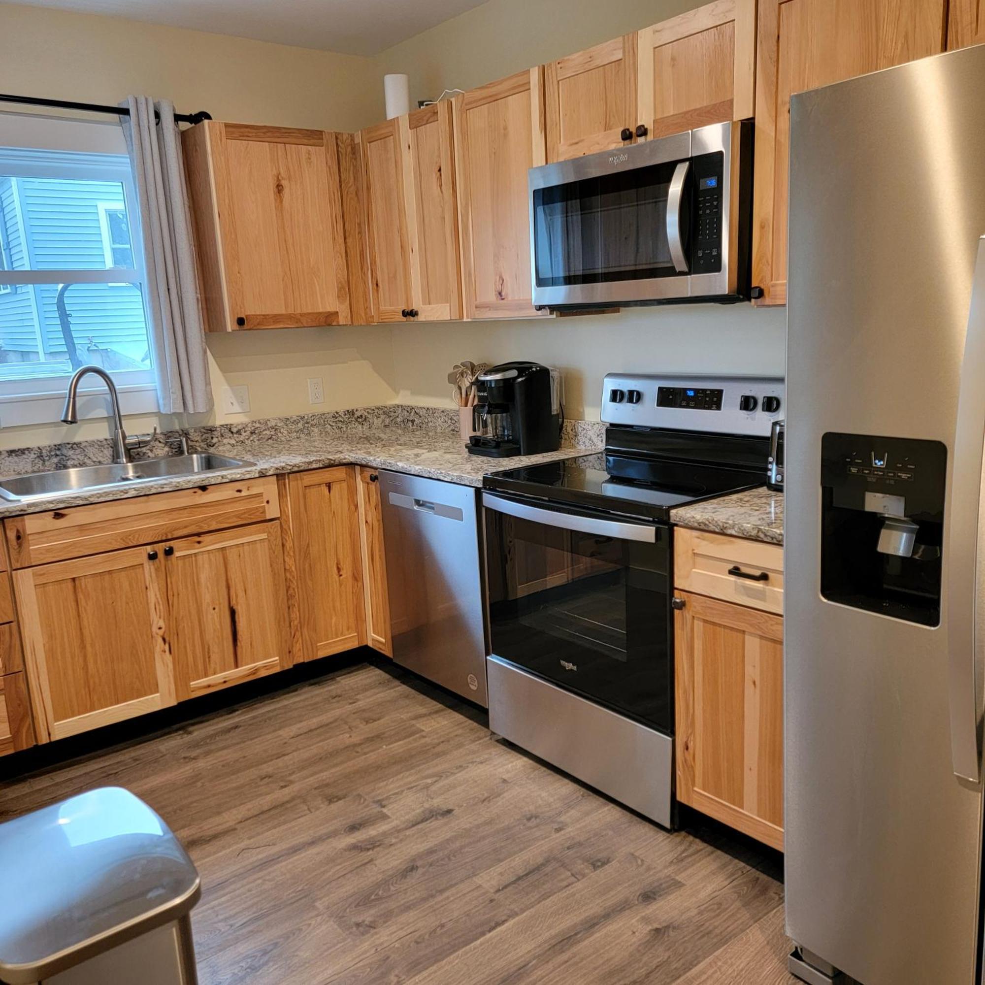 Colonial Gables Oceanfront Village Belfast Room photo